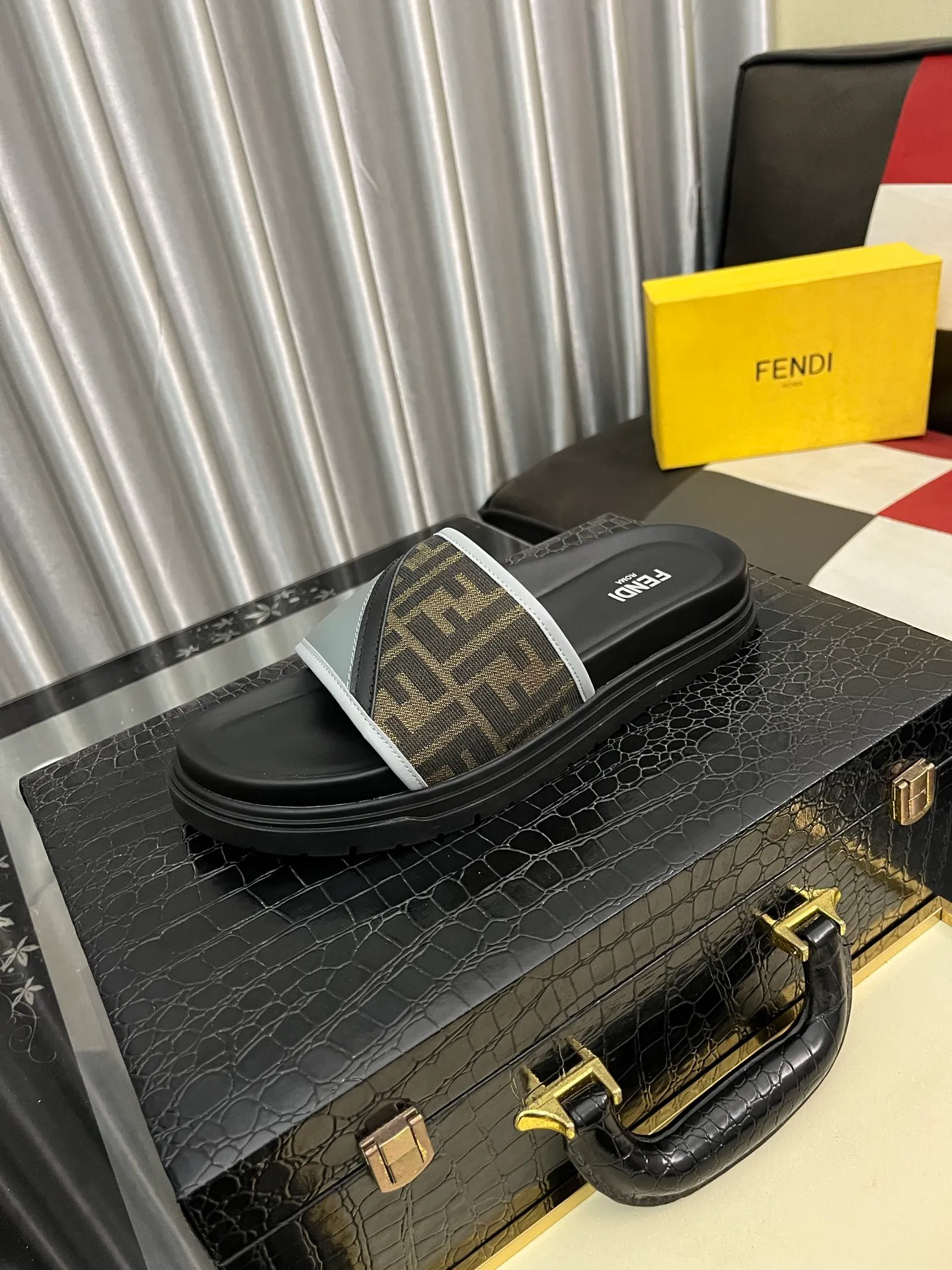 Men's men's shoes💰320⌚️⌚️FENDI Fendi slippers and sandals are shipped💄How can this summer be without the blessing of little monsters💄Original imported special hardware decorative pattern➕Original private model outsole! Details determine success or failure, good quality is not afraid of magnifying details! It feels super comfortable on your feet! This summer you need a pair of trendy, cool and comfortable sandals👣 Standard size: 38-443️⃣Colors available